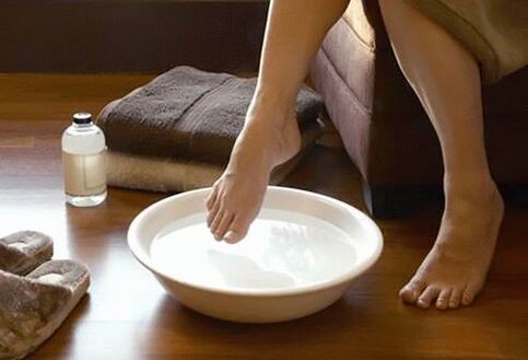 Evening joint pain does not mean disease, it can be removed by folk remedies, such as a warm bath